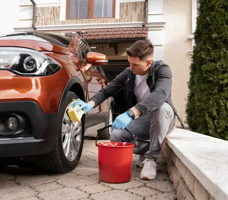 Lavage auto à domicile Entre-deux-Guiers : professionnel intervenant sur un véhicule